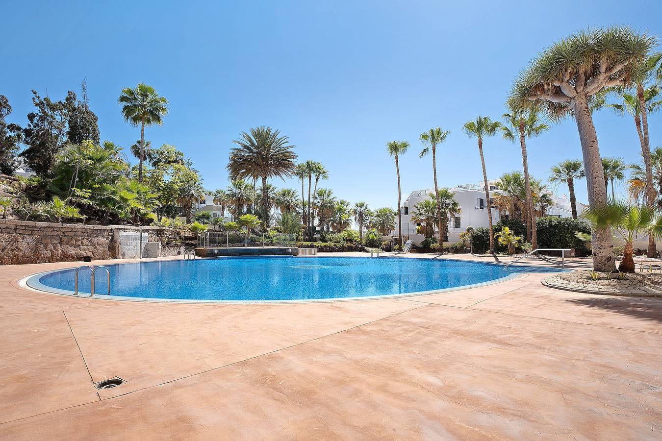 Apartamento entero, Apartamento vacacional "Apto Svezda El Dorado" con vistas al mar, piscina climatizada compartida in Playa de las Américas, Arona 