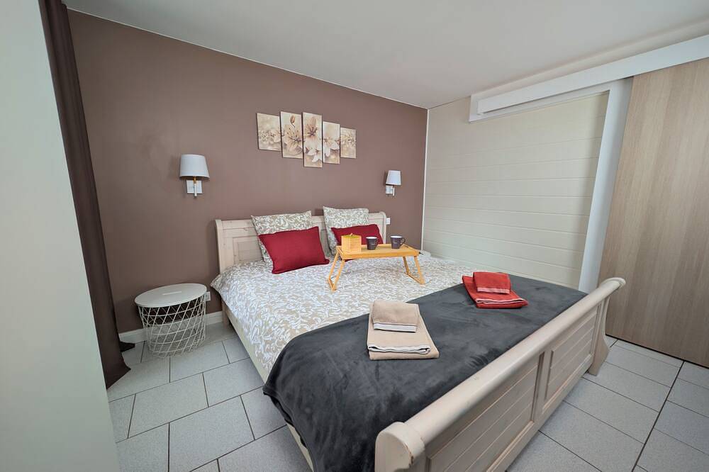 Apartamento entero, Settle into the Rimbach and let the charm of Alsace work its magic. After a day exploring the Wine Route, relax in a luxurious king-size bed. Modern comfort, total tranquility. You're home. ✨ in Soultz-Haut-Rhin, Parque natural regional de los Ballons des Vosges