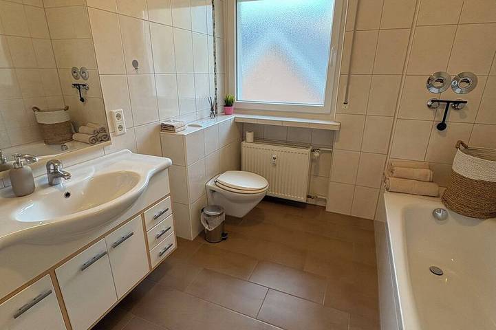 Ganze Wohnung, Geräumige Ferienwohnung in Bad Salzuflen inkl Parkplatz in Bad Salzuflen, Kreis Lippe