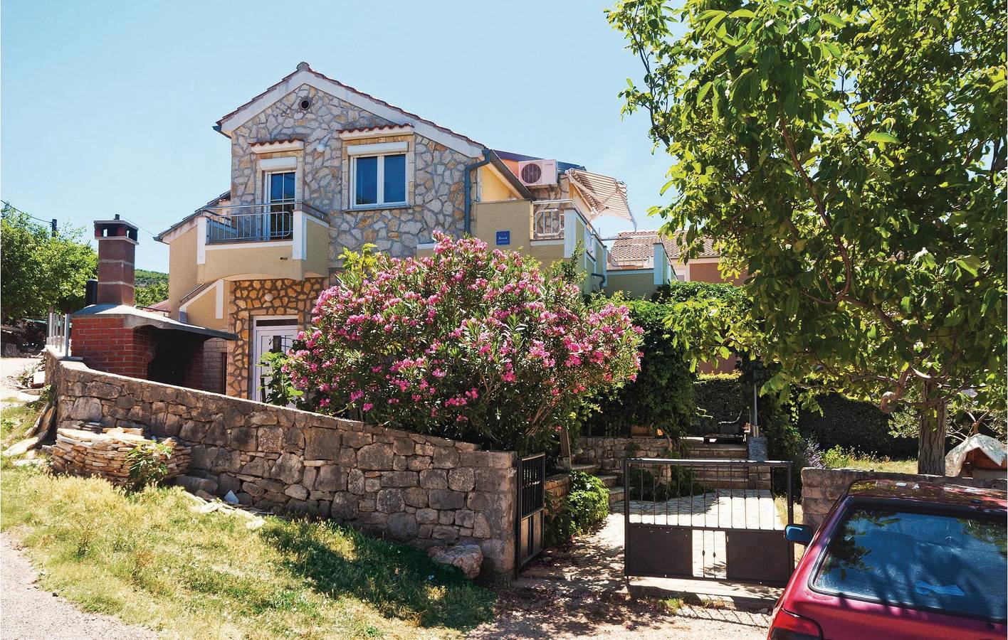 Ganze Ferienwohnung, Charmante Unterkunft, 2 km von der Küste entfernt: Gemütliche Ferienwohnung mit WLAN und Terrasse in Donji Karin, Zadar