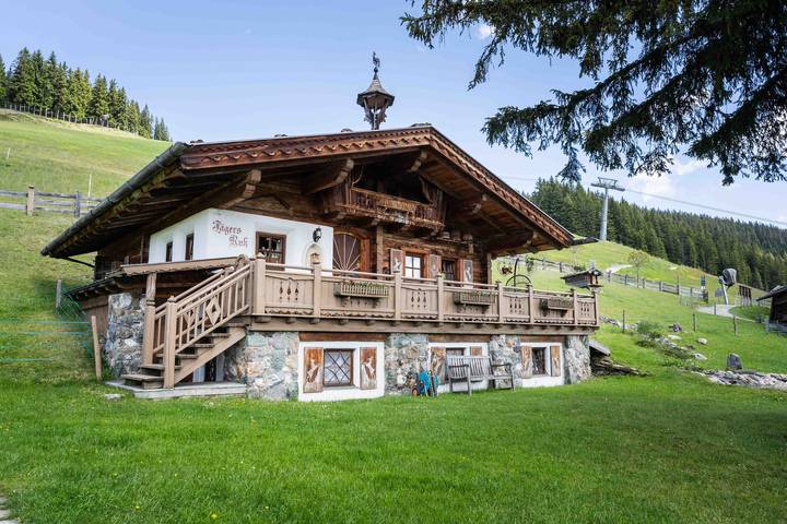 Ferienhaus für 8 Personen, mit Balkon und Whirlpool sowie Terrasse und Garten in Saalbach