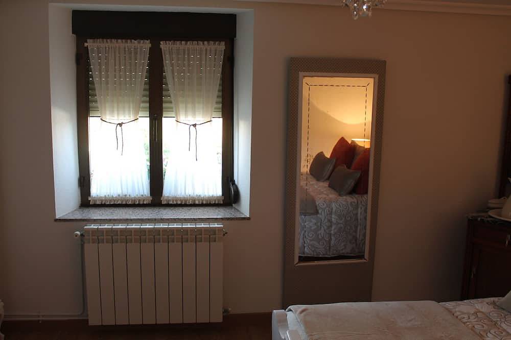 House: Valdivia's portal in Pomar de Valdivia, Montaña Palentina