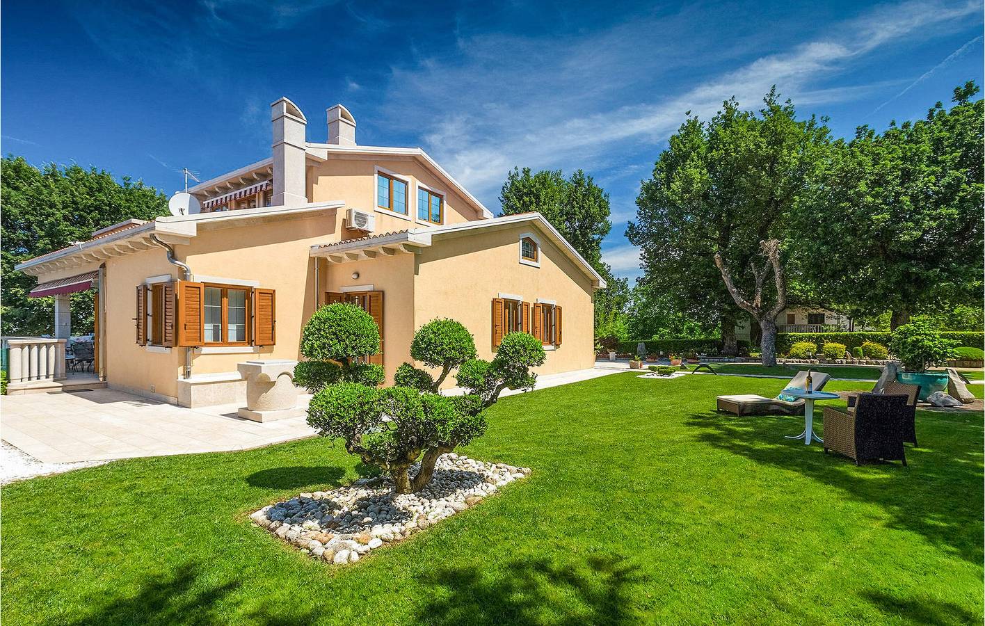 Gemütliche 350 m² große Wohnung mit Pool, WLAN und nur wenige Schritte von Restaurants und dem Stadtzentrum entfernt in Presika, Ostküste Istrien