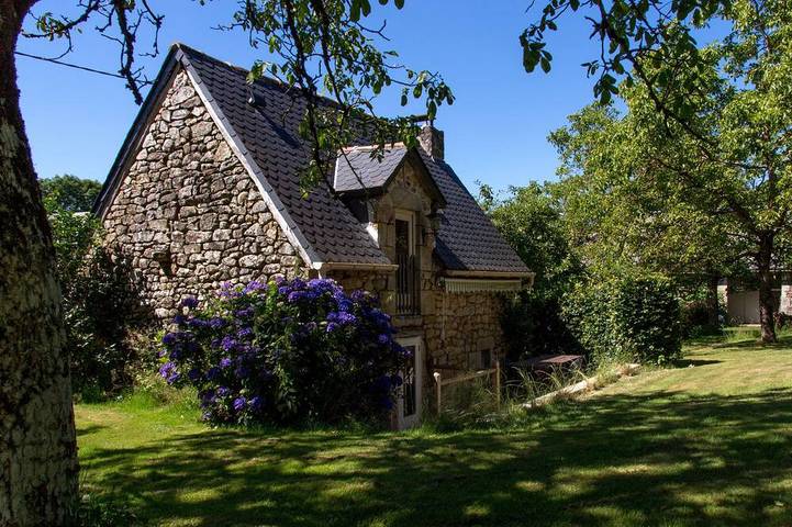 Gîte pour 2 personnes, avec jardin ainsi que terrasse et piscine, animaux acceptés à Hautefage
