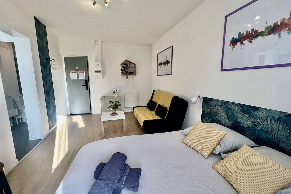 Ganze Wohnung, Spacious studio 2/4 pers. + sofa | Ideal for business & weekends in Châtellerault, Vienne