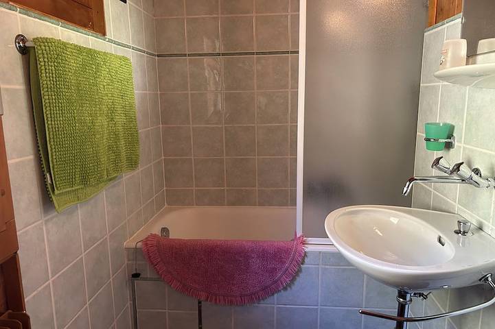 Aussen: Doppelhaus im Chalet, für 8 Personen, Balkon, große Terrasse mit Grill und Gartenmöbeln –Inn in Saint Luc, Anniviers