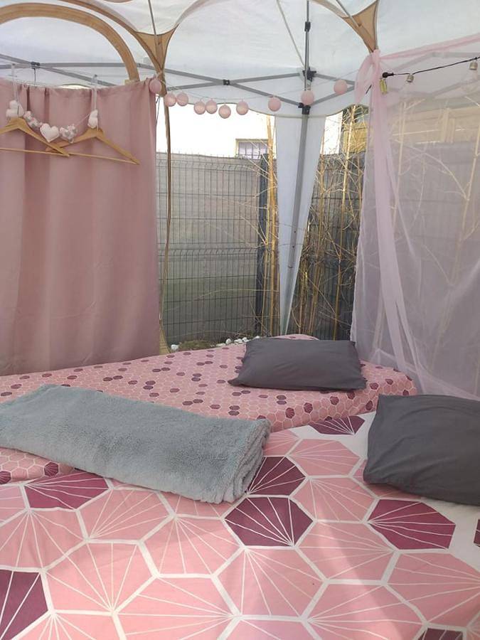 Gîte pour 4 personnes, avec jacuzzi et bassin pour enfant ainsi que piscine et jardin dans Montpouillan - 4