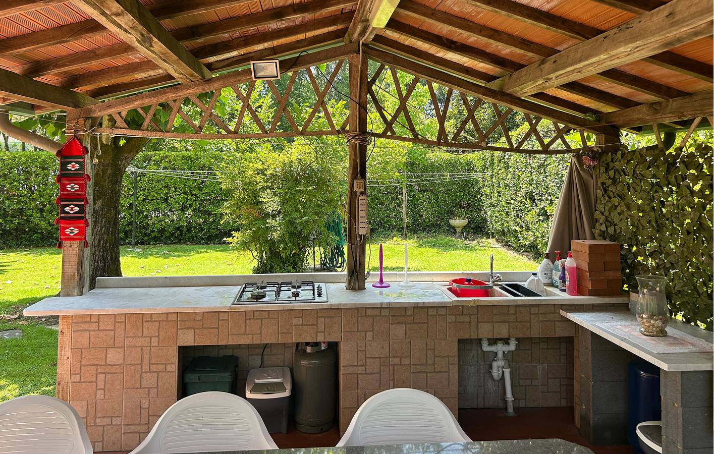 Gemütliches Apartment mit Garten und Parkplatz, 1,5 km zum Strand in Massa, Italienische Riviera