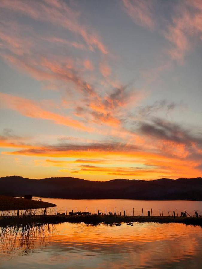 Casas e apartamentos de temporada para 19 pessoas, com jardim e vista e ainda piscina and vista para o lago em Nazaré Paulista