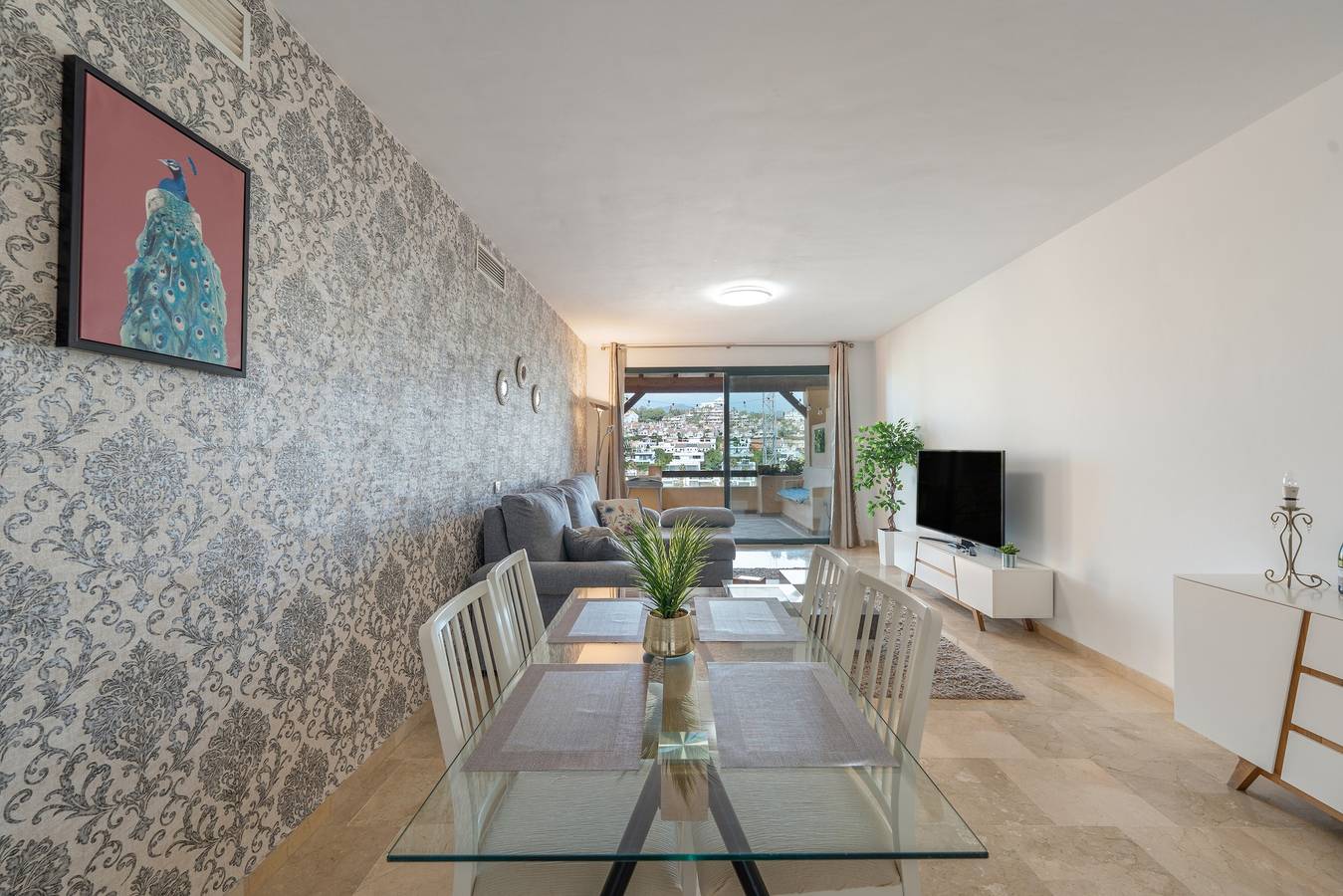 Entire apartment, Apartment 'Paraíso' with Mountain Views, Wi-Fi, and Air Conditioning in Estepona, Cordillera Penibética
