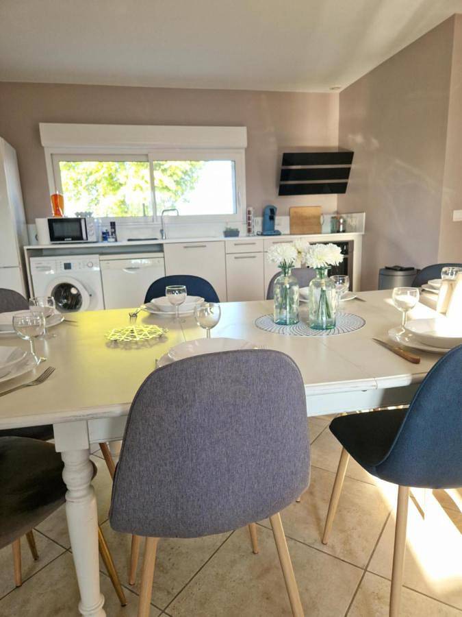 Location de vacances pour 8 personnes, avec vue et jardin à Montélier - 2