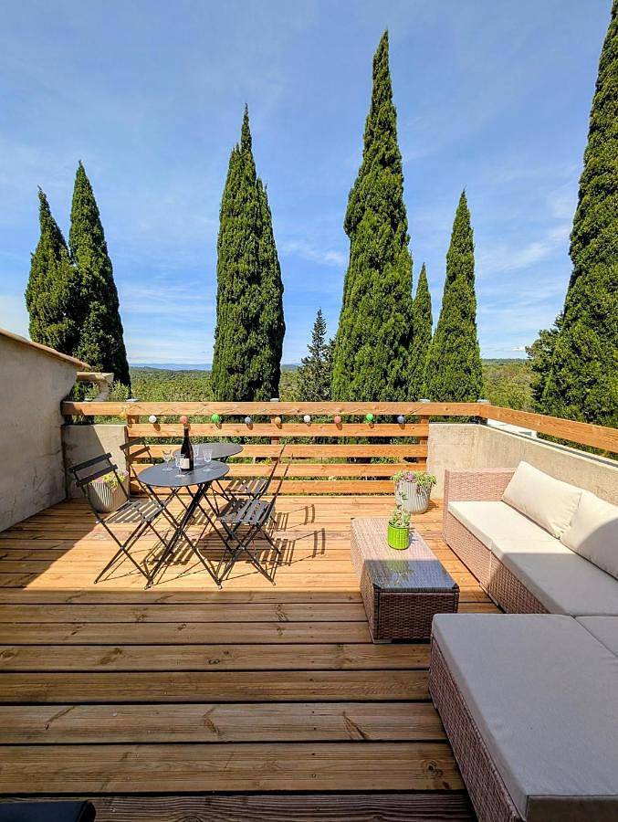 Location de vacances pour 4 personnes, avec terrasse et vue à Verzeille
