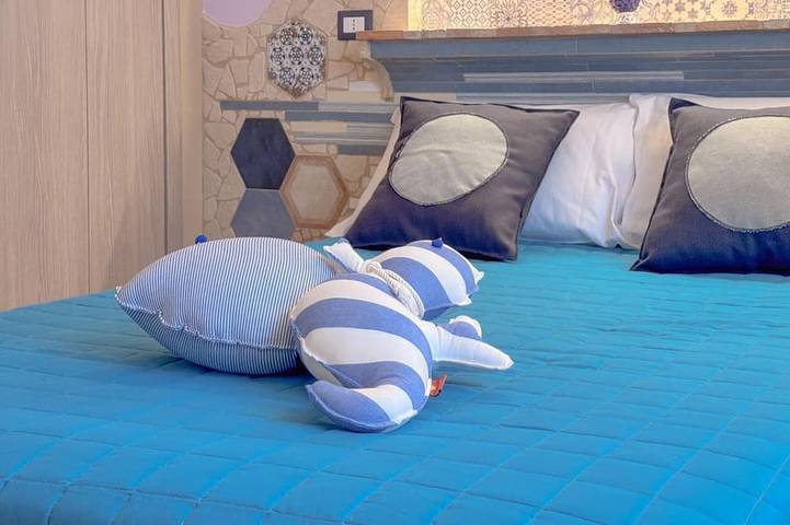 Ganze Wohnung, Il Cielo in Una Stanza ist eine stilvolle Erdgeschosswohnung in der Villa Antolina Apartments in San Benedetto del Tronto. Nur 5 Minuten vom Strand entfernt bietet sie 2 Doppelzimmer, ein großes Wohnzimmer mit Küche, Kamin und Bar, Wlan, Smart-Tvs in a in San Benedetto del Tronto, Riviera delle Palme