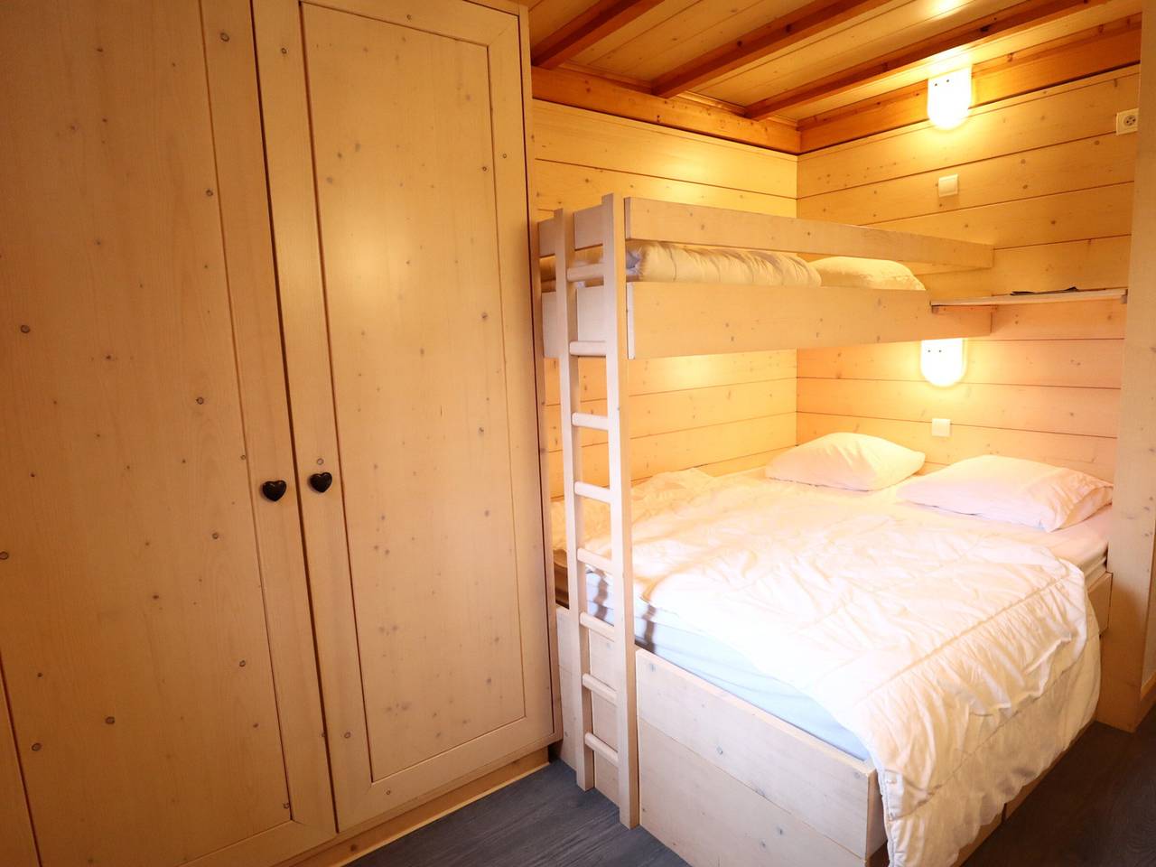 Entire apartment, Comfortable apartment for 6 with balcony and parking in Les Gets in Les Gets, Les Portes du Soleil