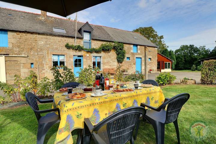 Gîte pour 6 personnes, avec Terrasse ainsi que Jardin et Vue dans Saint-Marc-le-Blanc