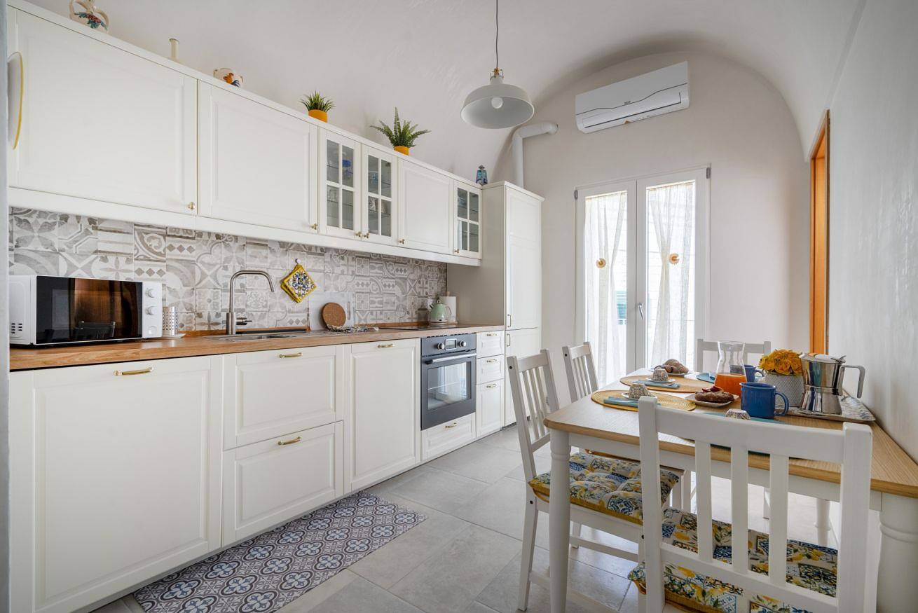 Ganze Wohnung, Guesthost - Heart of Monopoli: Seaview Terrace Apartment in Cala Porta Vecchia, Monopoli