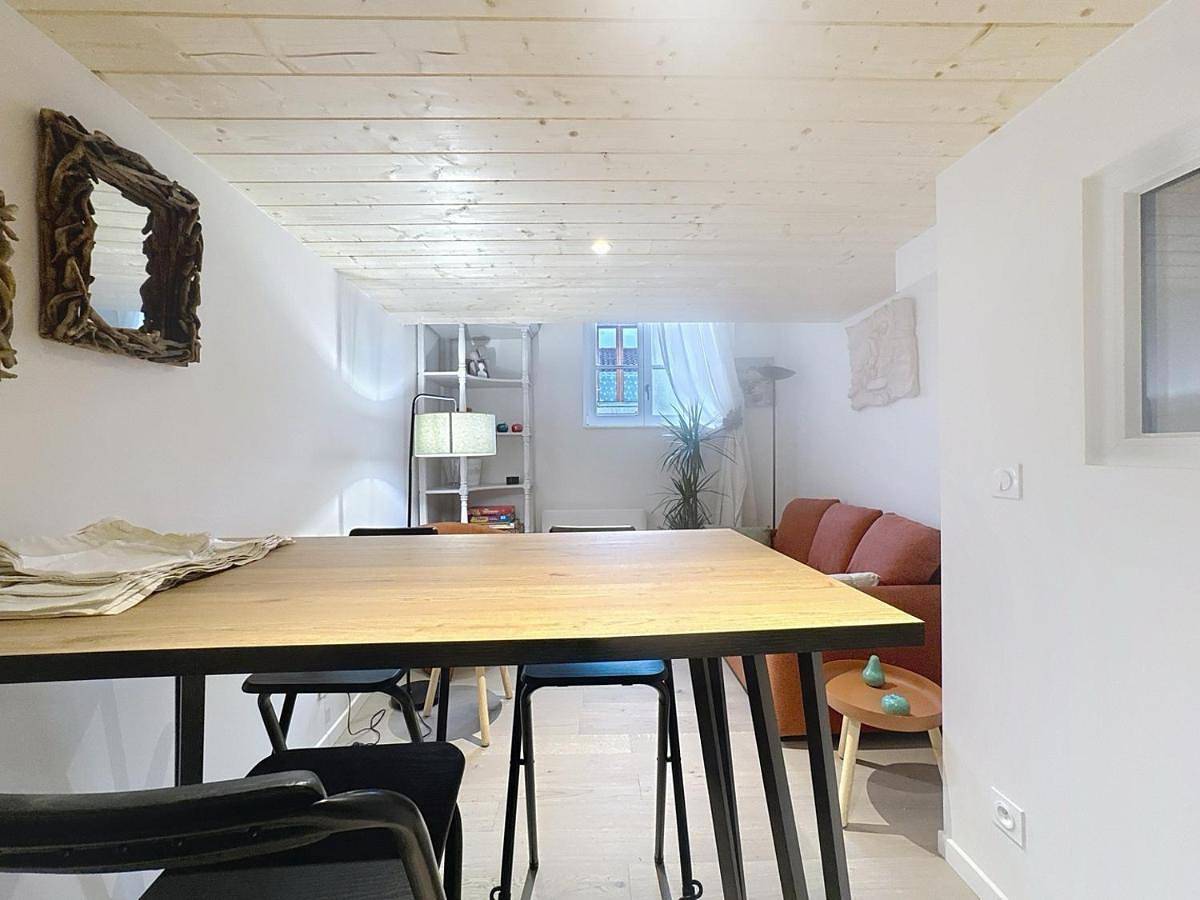 Appartement de vacances entier, Double Room with Private Bathroom in Anse, Beaujolais