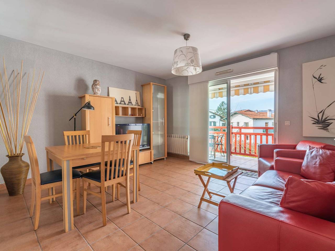 Entire apartment, Quiet and Modern Apartment with Balcony Near Beach and Town Center in Hendaye, Bayonne region