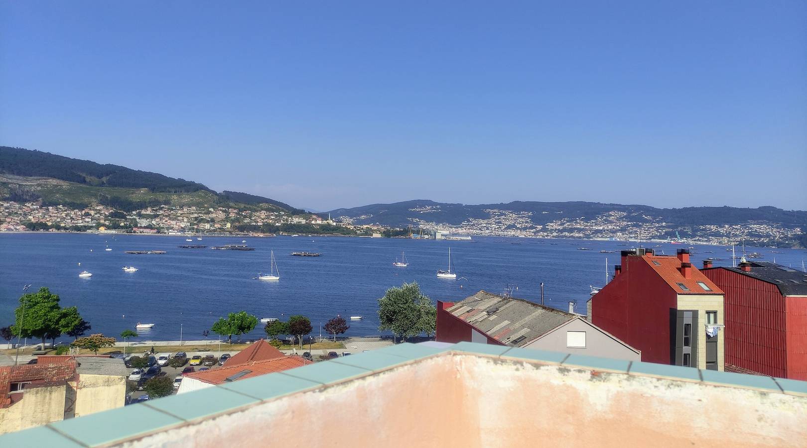 Meer, Berge und Lichter – Helles Penthouse mit großer Terrasse und Ausblick in Moaña, Rías Baixas