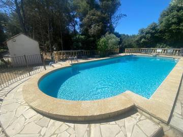 Gîte pour 2 personnes, avec piscine ainsi que jardin et terrasse à Grans