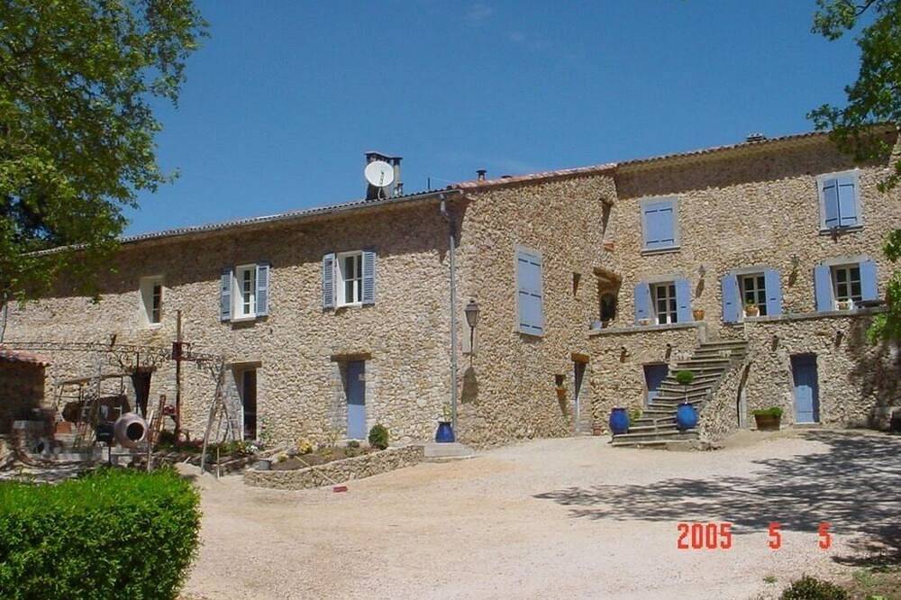 Appartement entier, Studio 5 dans bâtisse de charme, piscine au milieu des vignes in Signes, Côte méditerranéenne (France)