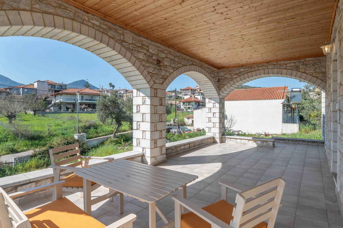 „Angelina's House“ mit Bergblick, privater Terrasse und Klimaanlage in Messenien