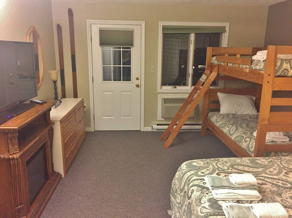 Ganze Wohnung, Gemütliche Loon Inn Condo # 2-Wifi, Ac, Innen- / Außenpools, Fp, Deck-Town Center für 6 Personen in Lincoln (NH), Franconia Notch