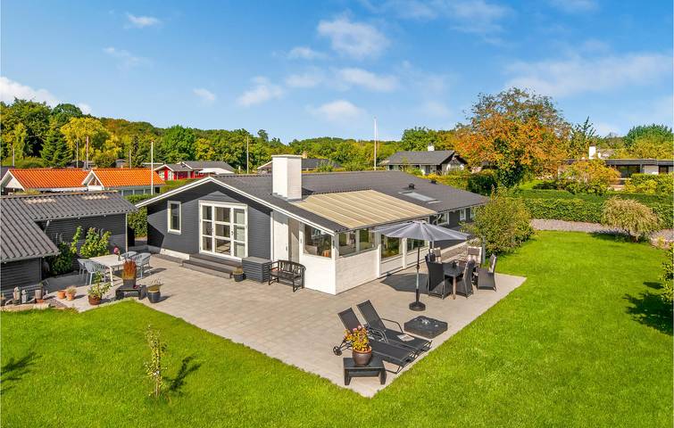 Ferieudlejning for 6 personer, med have og jacuzzi samt terrasse i Kelstrup Strand