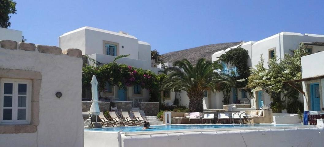 Hôtel pour 4 personnes, avec Balcon et Terrasse ainsi que Jardin et Piscine dans Folégandros