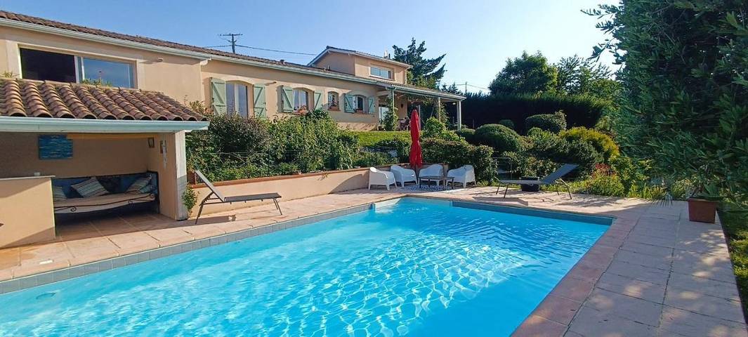 Gîte pour 2 personnes, avec terrasse ainsi que jardin et piscine à Léojac