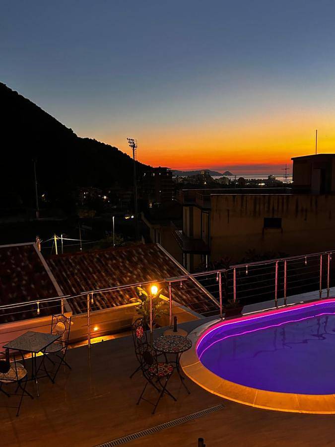 Location de vacances pour 4 personnes, avec Balcon et Terrasse ainsi que Jacuzzi et Jardin à Piraino