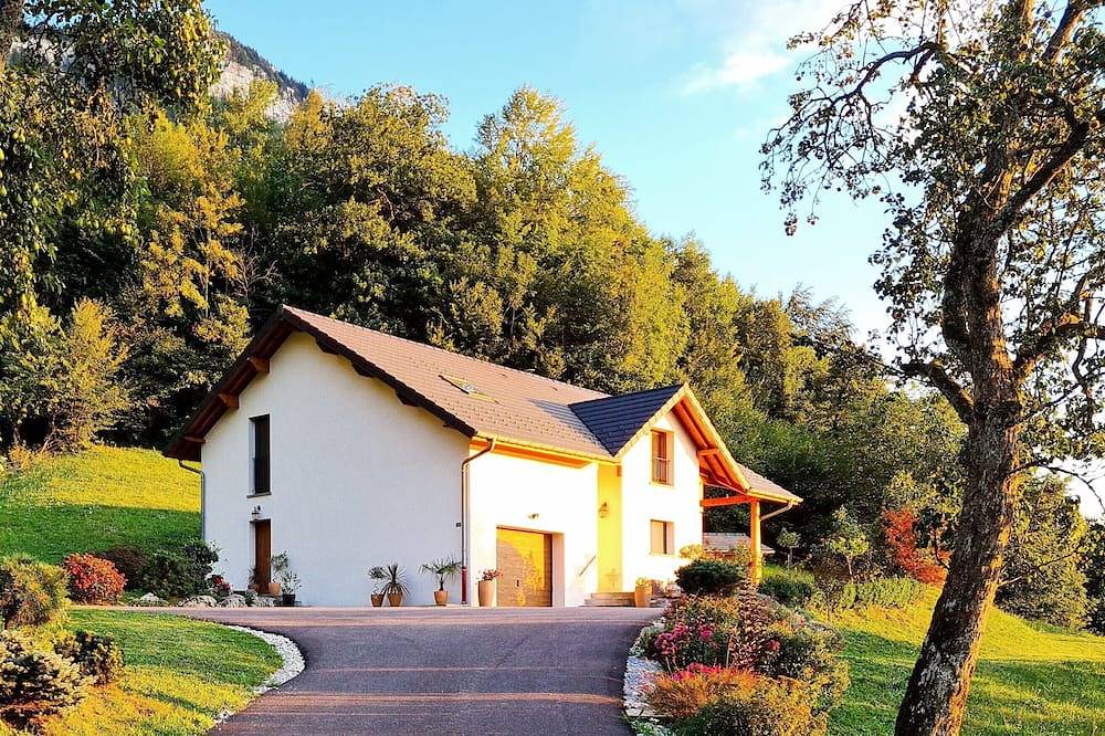 Gîte 4 étoiles, 10 pers, avec Spa, à 2 min du lac. Vue lac. in Aiguebelette-le-Lac, Région de Chambéry