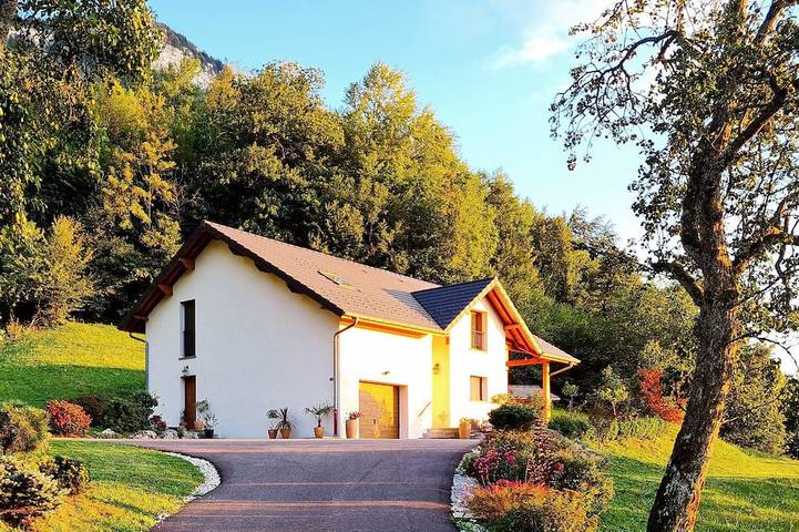 Location de vacances pour 10 personnes, avec Jacuzzi ainsi que Terrasse et Jardin dans Lac d'Aiguebelette