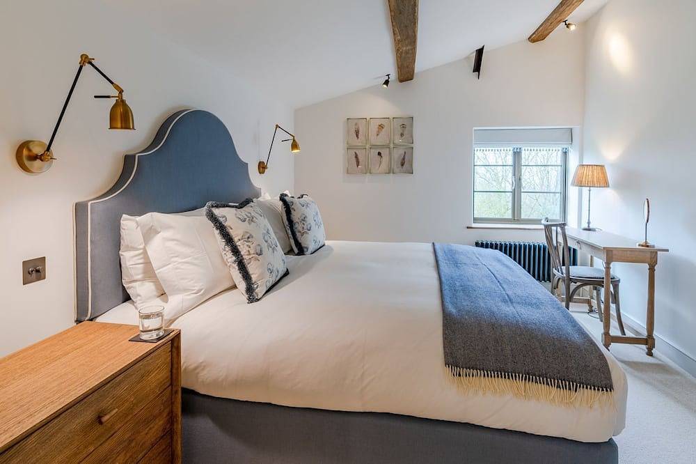 The Old Tractor Shed, Cheltenham - sleeps 12 guests  in 5 bedrooms in Cheltenham, Gloucestershire
