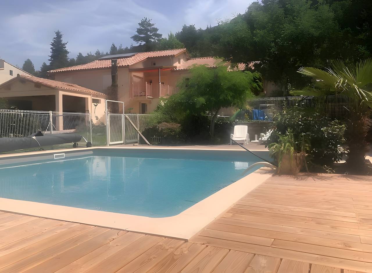 Ganze Wohnung, Appartement „Vacances Tranquilles“ mit Bergblick, Gemeinschaftspool und Wlan in Lodève, Lodève und Umgebung