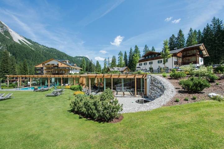 Hotel, mit Whirlpool und Terrasse sowie Garten und Pool im Drei Zinnen