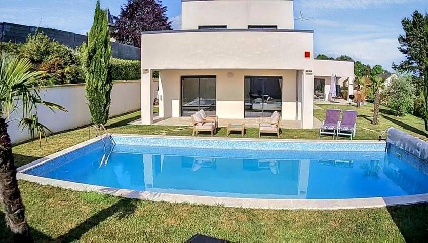 Villa für 4 Personen, mit Whirlpool und Terrasse sowie Garten und Pool