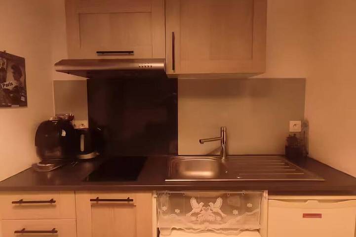 Apartamento entero, Small studio apartment right in the heart of downtown Meaux, with the train station less than a 10-minute walk away in Meaux, Sena y Marne
