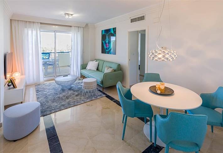 Apartamento entero, Apartamento en primera línea de playa con vistas al mar, piscina, terrazas y Wi-Fi in Marbella Centro, Marbella