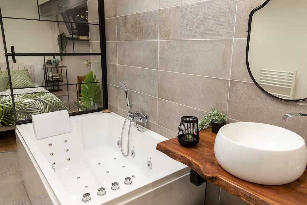 Appartement entier, Aub’Or du bouchon Studio cosy avec balnéo pour deux in Troyes, Aube