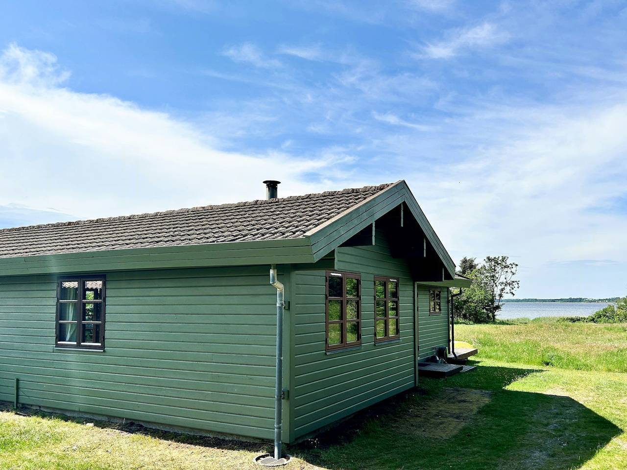 Tømmerhytte ved stranden på Mors med utsikt in Mors, Limfjord i Nordjylland