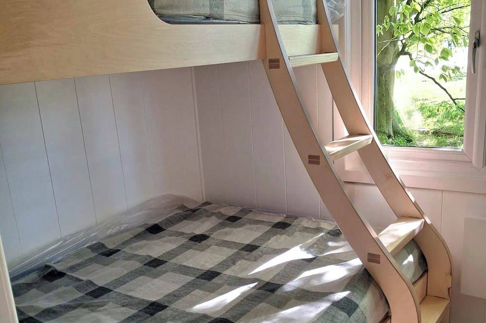 Sherwood Pines - Deluxe Pod 3, romantic, with open fire in Edwinstowe in Clipstone, Nottinghamshire