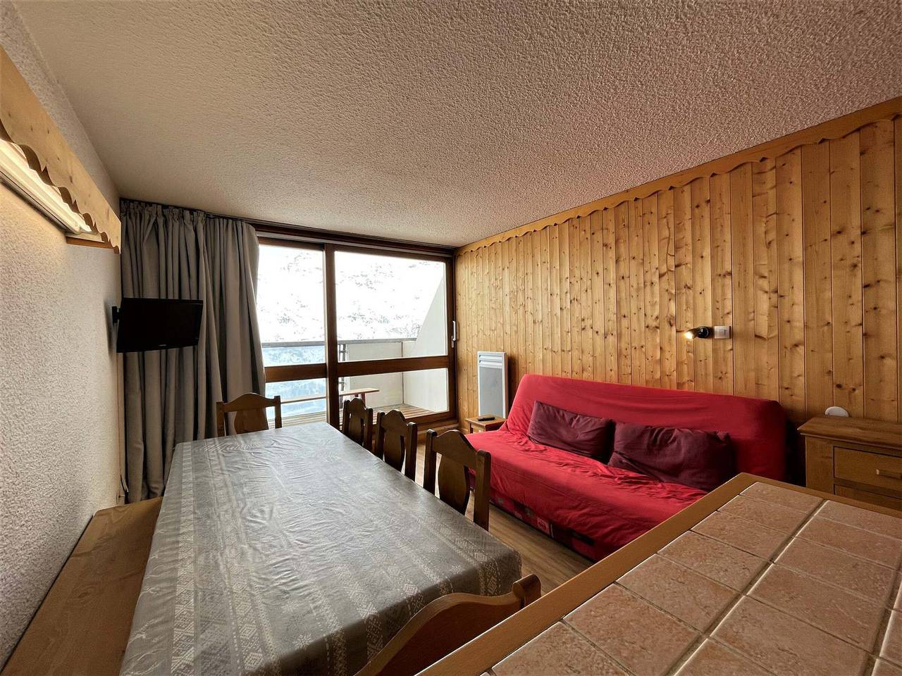 Entire apartment, Ski-In/Ski-Out 8-Person Triplex w/ Balcony & Stunning Views in Les Menuires in Les Menuires, Saint-Martin-de-Belleville