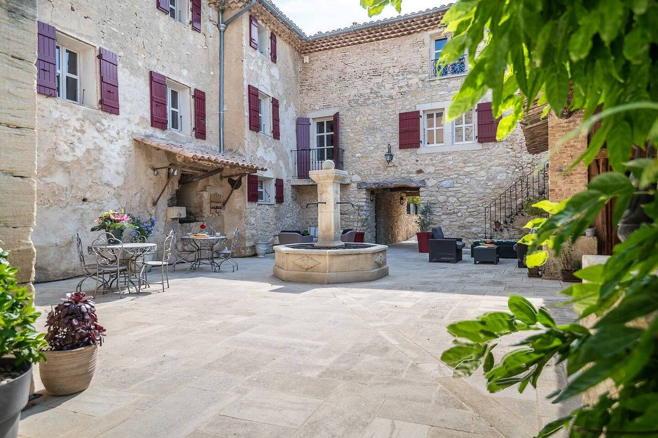 Wine estate with sunset courtyard near Bédoin in Mazan, Parc naturel régional du Mont-Ventoux