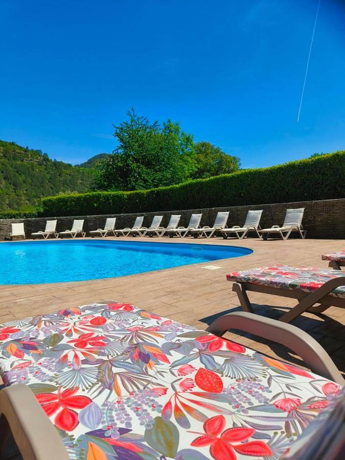 Station pour 4 personnes, avec vue ainsi que piscine et jardin dans Bourgs sur Colagne