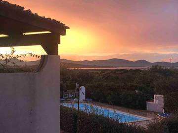 Location de vacances pour 5 personnes, avec balcon et jardin ainsi que piscine et vue à Porto Pino