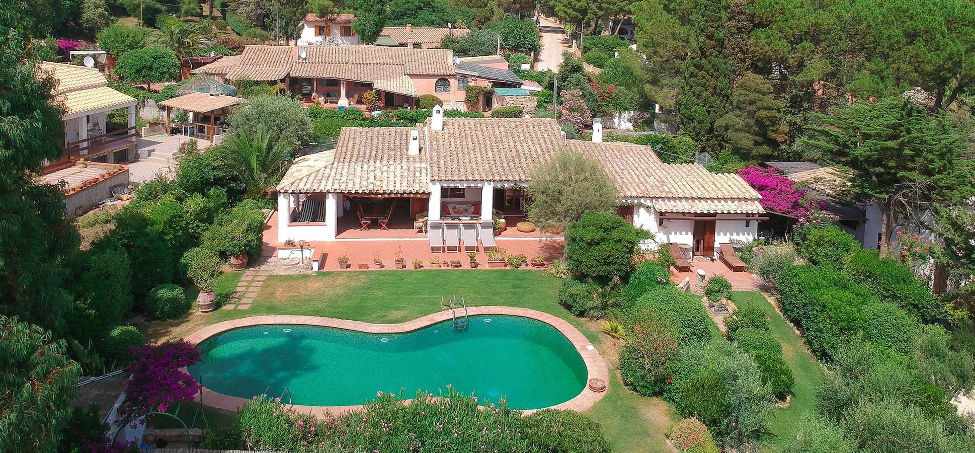 Villa Pounamu: Traumhafte Villa mit Pool direkt am Meer in Torre delle Stelle, Maracalagonis