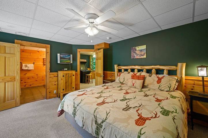 Log cabin for 10 people, with hot tub and pool as well as balcony in Pigeon Forge