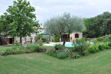 Gîte pour 7 personnes, avec piscine et jardin à Saint-Restitut