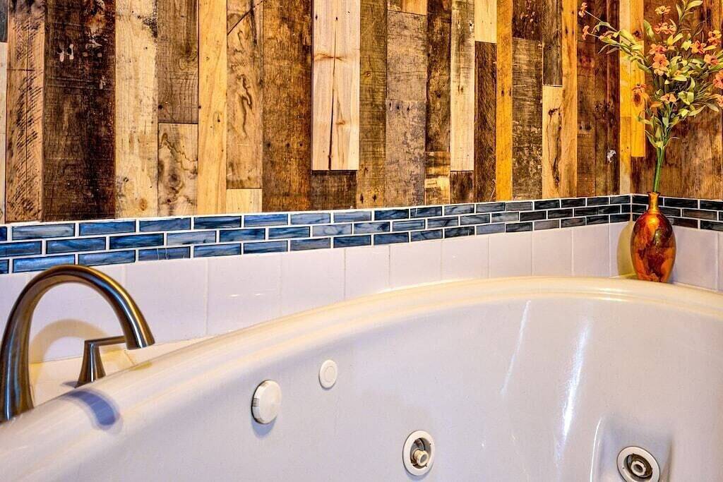 Easy Drive to Log Cabin! Only 7 mins from National Park + Jacuzzi in Blount County